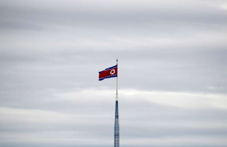 Bandeira da Coreia do Norte vista da linha de fronteira entre as duas Coreias
24/04/2018
REUTERS/Kim Hong-Ji