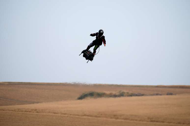 Inventor franc&ecirc;s Franky Zapata faz voo de teste em plataforma voadora antes de tentar atravessar o Canal da Mancha
REUTERS/Pascal Rossignol
