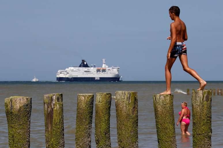 Pessoas se refrescam no mar em dia de forte calor em Sangatte, na Fran&ccedil;a
24/07/2019
REUTERS/Pascal Rossignol