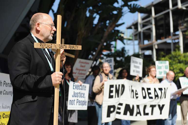 Padre discursa durante protesto contra a pena de morte em Anaheim, na Califórnia
25/02/2017
REUTERS/Andrew Cullen
