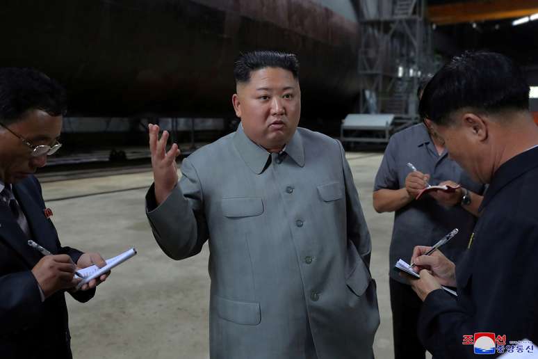 Líder norte-coreano, Kim Jong Un, visita fábrica de submarinos em local não revelado na Coreia do Norte
23/07/2019 KCNA via REUTERS 