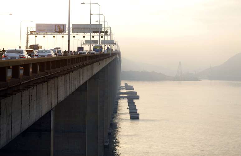 Carros cruzam ponte Rio-Niterói, administrada pela Ecorovias 
18/03/2015
REUTERS/Ricardo Moraes