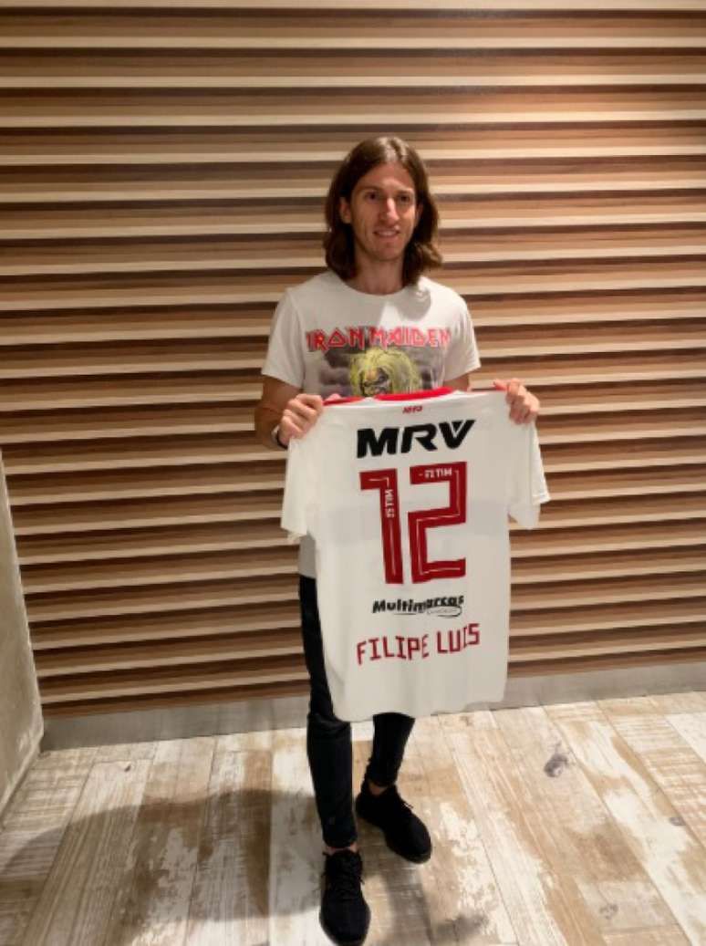 Filipe Luís com a camisa do Flamengo: lateral-esquerdo está no Rio de Janeiro (Foto: Divulgação/Flamengo)