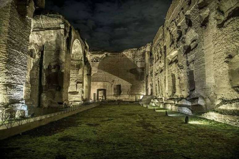 Vista noturna das Termas de Caracala, em Roma