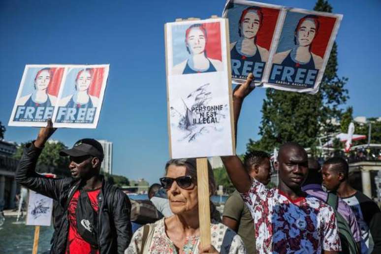 Protesto na França em defesa da capitã alemã Carola Rackete