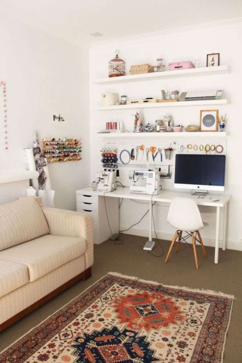 55. O atelier de costura pode estar em uma sala de estar e ainda assim ser muito funcional. Foto: Megan Nielsen