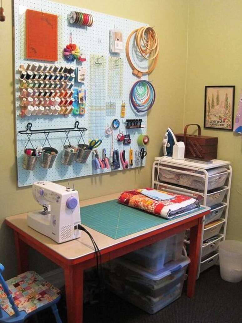 41. O atelier de costura pode ficar desorganizado muito facilmente. Foto: Formosa Casa