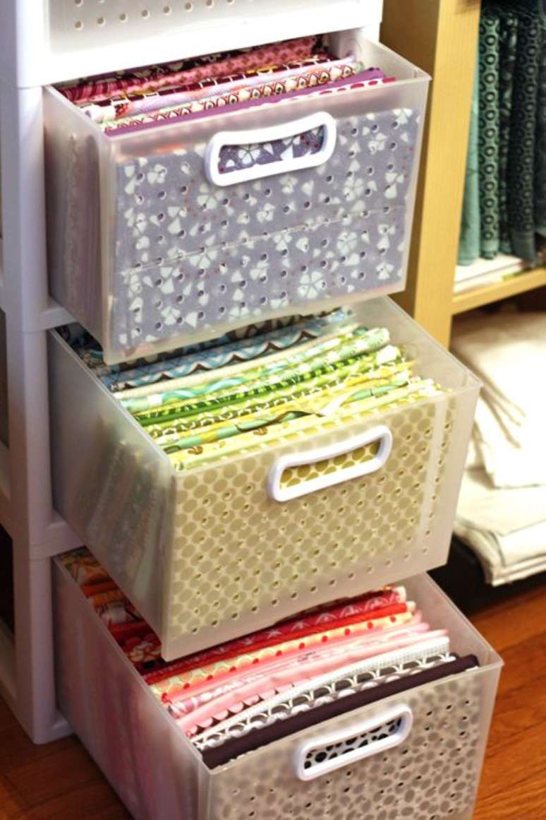 46. Você pode comprar gaveteiros baratos para colocar em seu atelier de costura. Foto: Cafôfu Ateliê de Arte