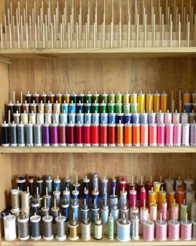 5. Deixar os itens a mostra auxilia na organiza&ccedil;&atilde;o do atelier de costura. Foto: Donna Rita