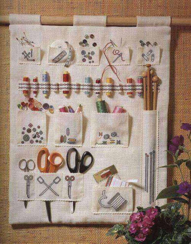 26. O painel do atelier de costura pode ser um tecido com bolsos. Foto: Formosa Casa