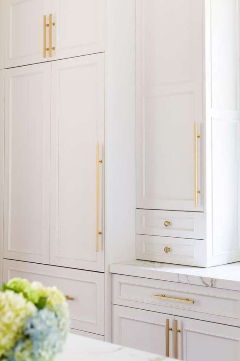 18. Aposte nos modelos de cozinha com armários brancos para uma decoração clean