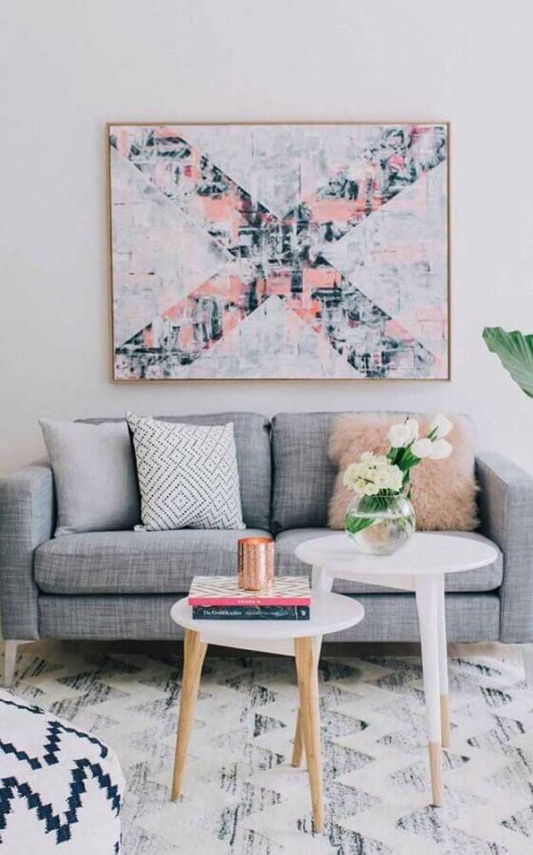 21. Delicada decoração para sala minimalista com quadros tumblr e sofá cinza – Foto: Ideias Decor