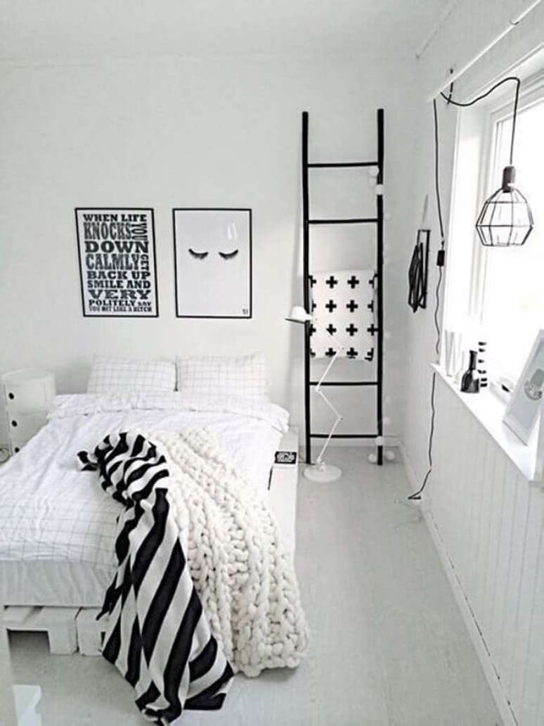 25. Decoração minimalista para quarto todo branco com quadros tumblr – Foto: We Heart It