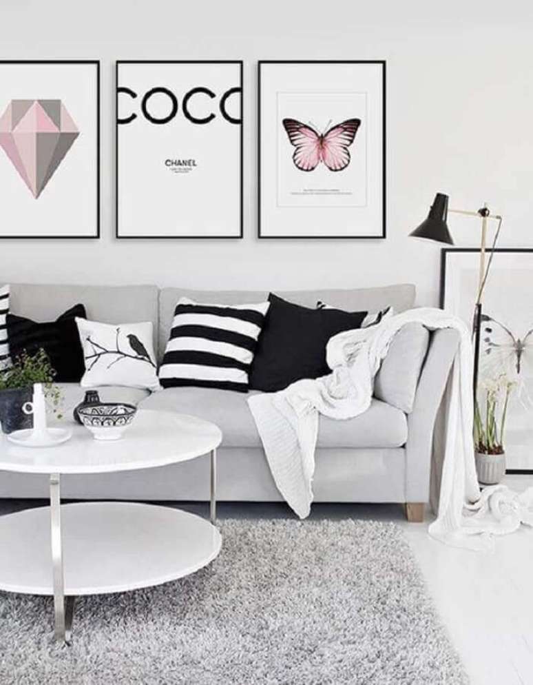 29. Decoração para sala de estar moderna com kit de quadros tumblr – Foto: Zozu
