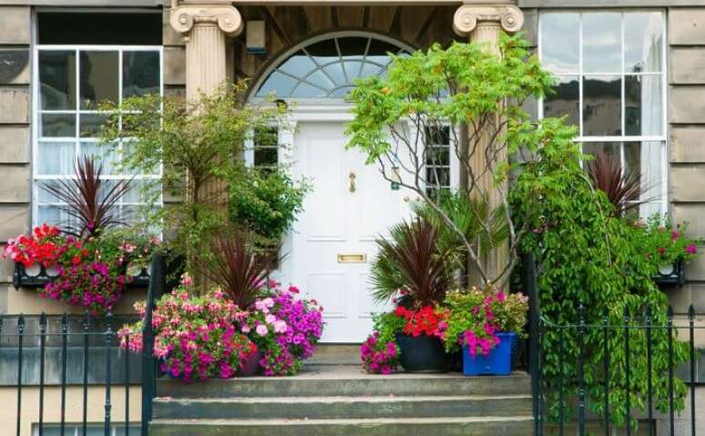 39. Flores de petúnias cultivada em vasos decora o hall de entrada desta residência. Fonte: Home Stratosphere