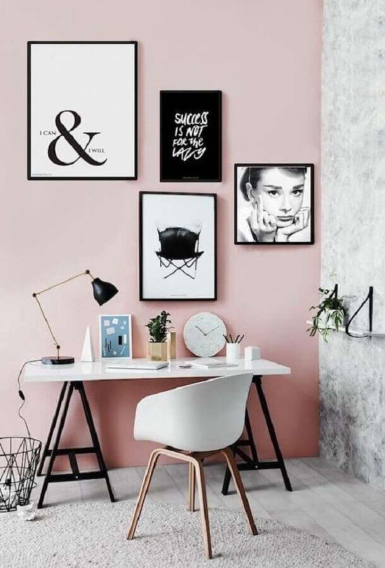 33. Decoração de home office com escrivaninha branca pequena e quadros tumblr em parede rosa – Foto: Atrás do Batom Vermelho