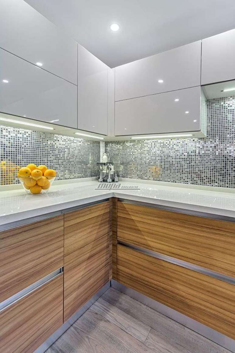 24. Modelos de arm&aacute;rio de cozinha em MDF com pastilha metalizada na parede