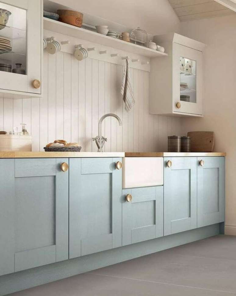 27. Modelos de cozinha com armários estilo retrô em azul claro
