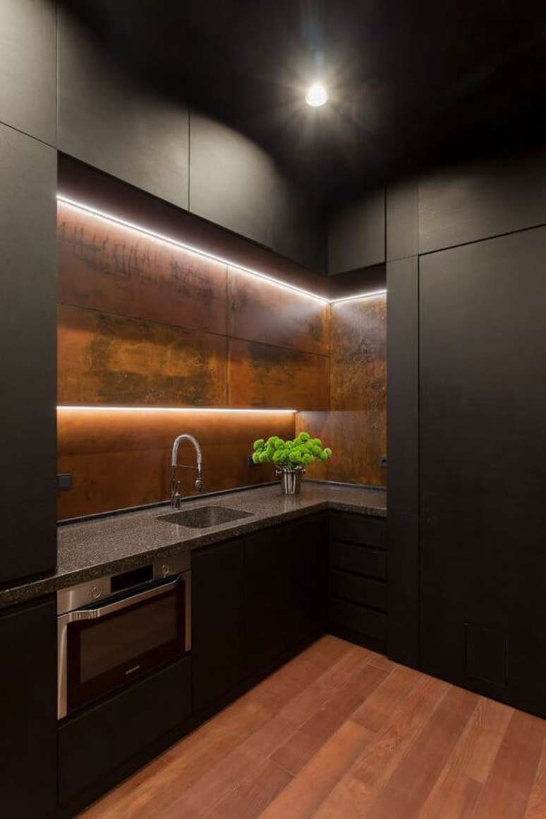 29. Os modelos de cozinha com arm&aacute;rios escuros s&atilde;o op&ccedil;&otilde;es para quem gosta de cozinhas modernas