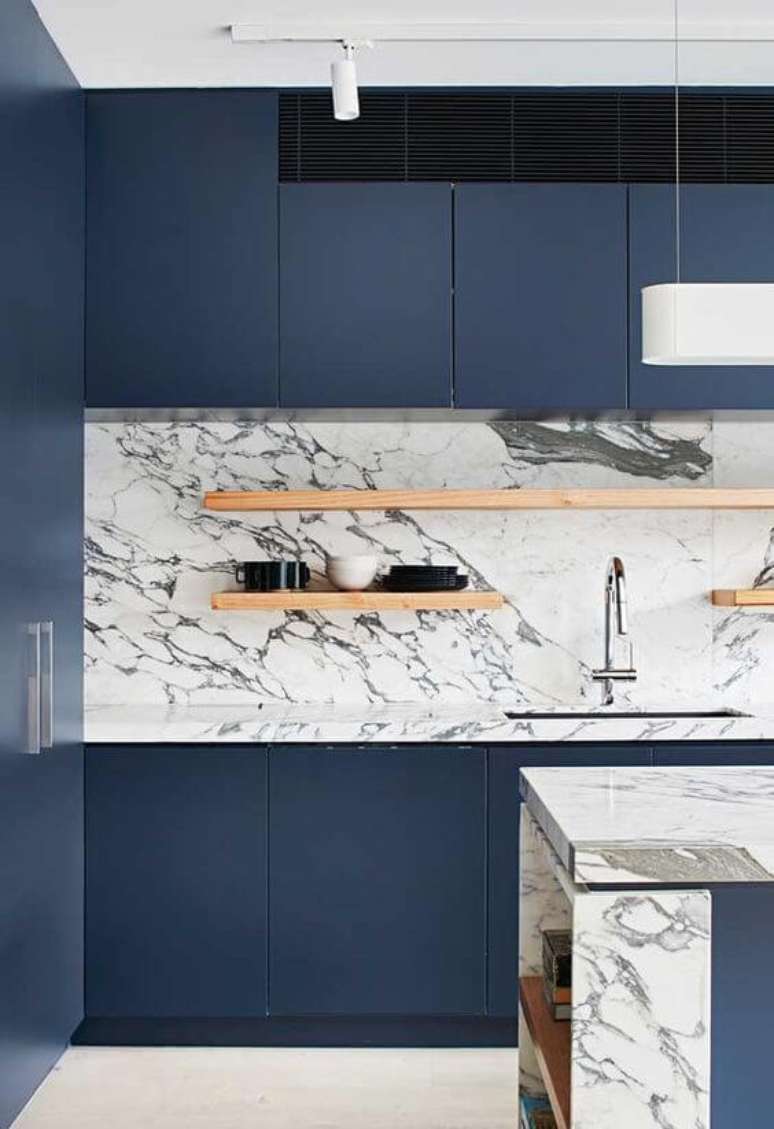 41. Modelos de cozinha com bancada de m&aacute;rmore branco e m&oacute;vel de madeira