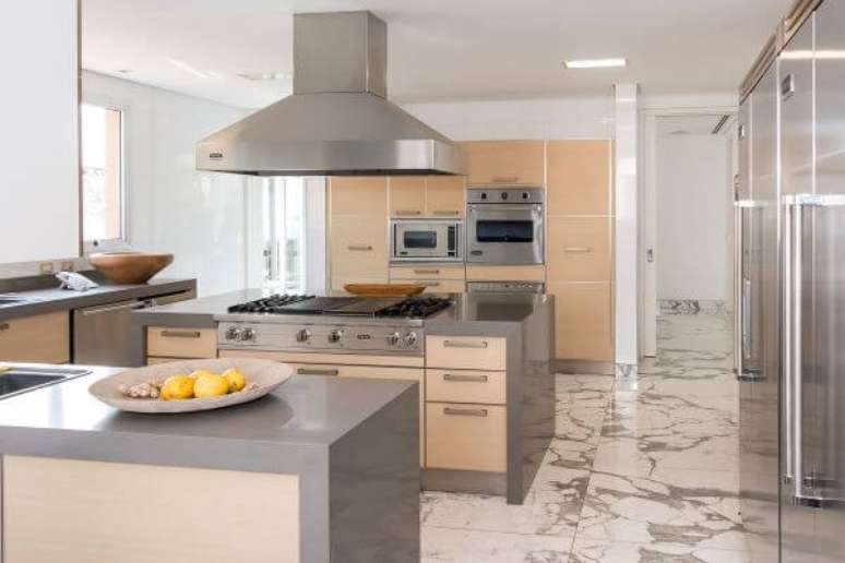 55. Modelos de cozinha gourmet com bancada cinza e m&oacute;veis de madeira &ndash; Por: Foto Estudio