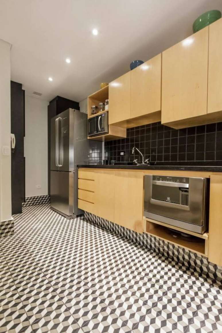 71. Modelos de cozinha planejada com piso preto e armários modernos – Por: Fernanda Duarte
