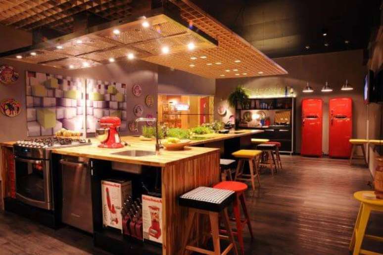 75. Modelos de cozinha planejada com ilha personalizada &ndash; Por: Cristina Bozian