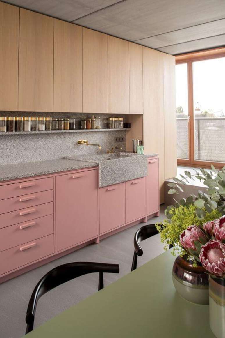 83. modelos de cozinha com armários cor de rosa e bancada cinza.