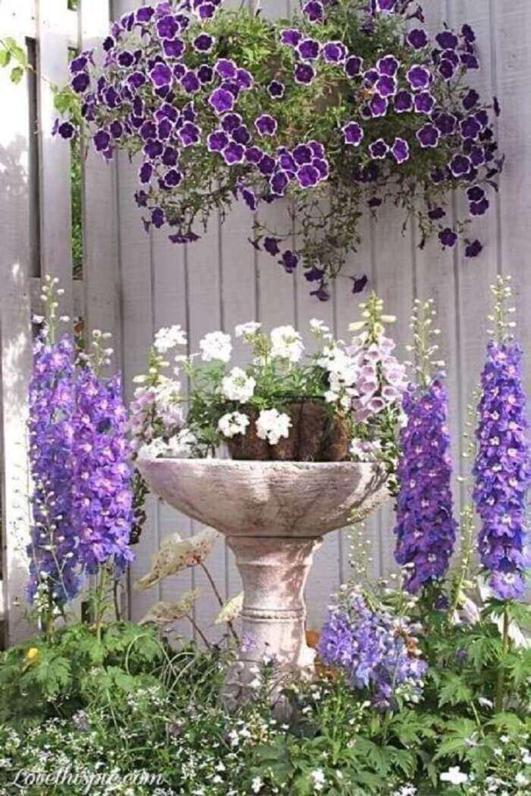 26. O contraste das cores que as flores de pet&uacute;nia proporcionam &eacute; de encher os olhos. Fonte: Pinterest