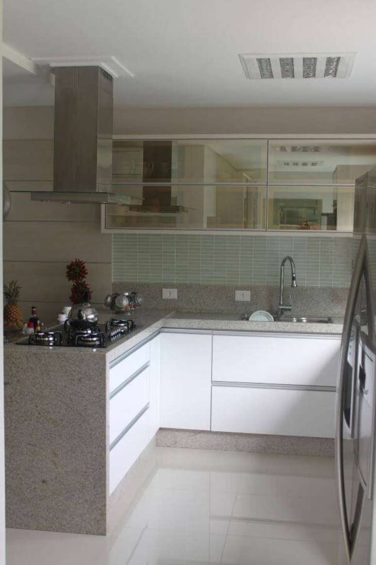 85. Cozinhas modernas com bancada &ndash; Por: Sebasti&atilde;o de Pinho