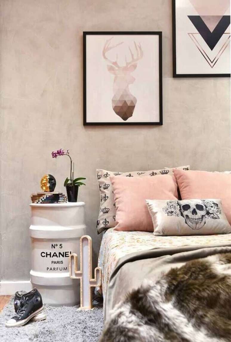 41. Decoração com quadros para quarto tumblr decorado com parede de cimento queimado e tonel decorativo – Foto: Casa Perferies