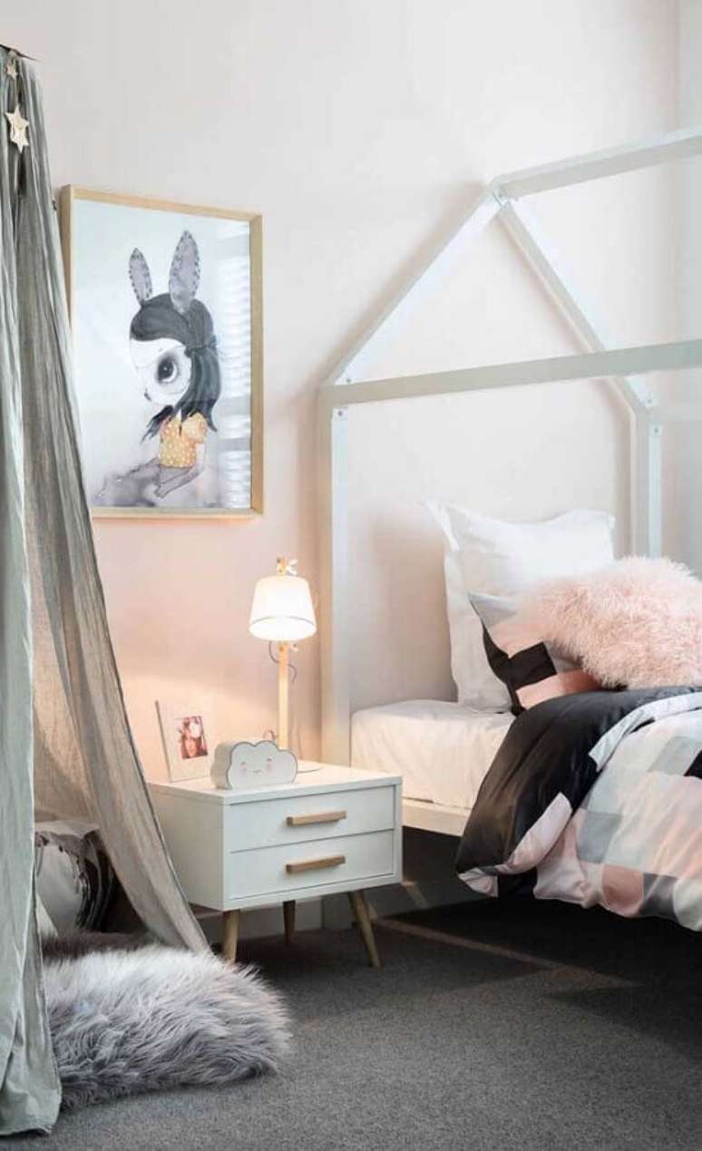 42. Quadros para quarto tumblr decorado em tons claros com cama de casinha – Foto: Behance