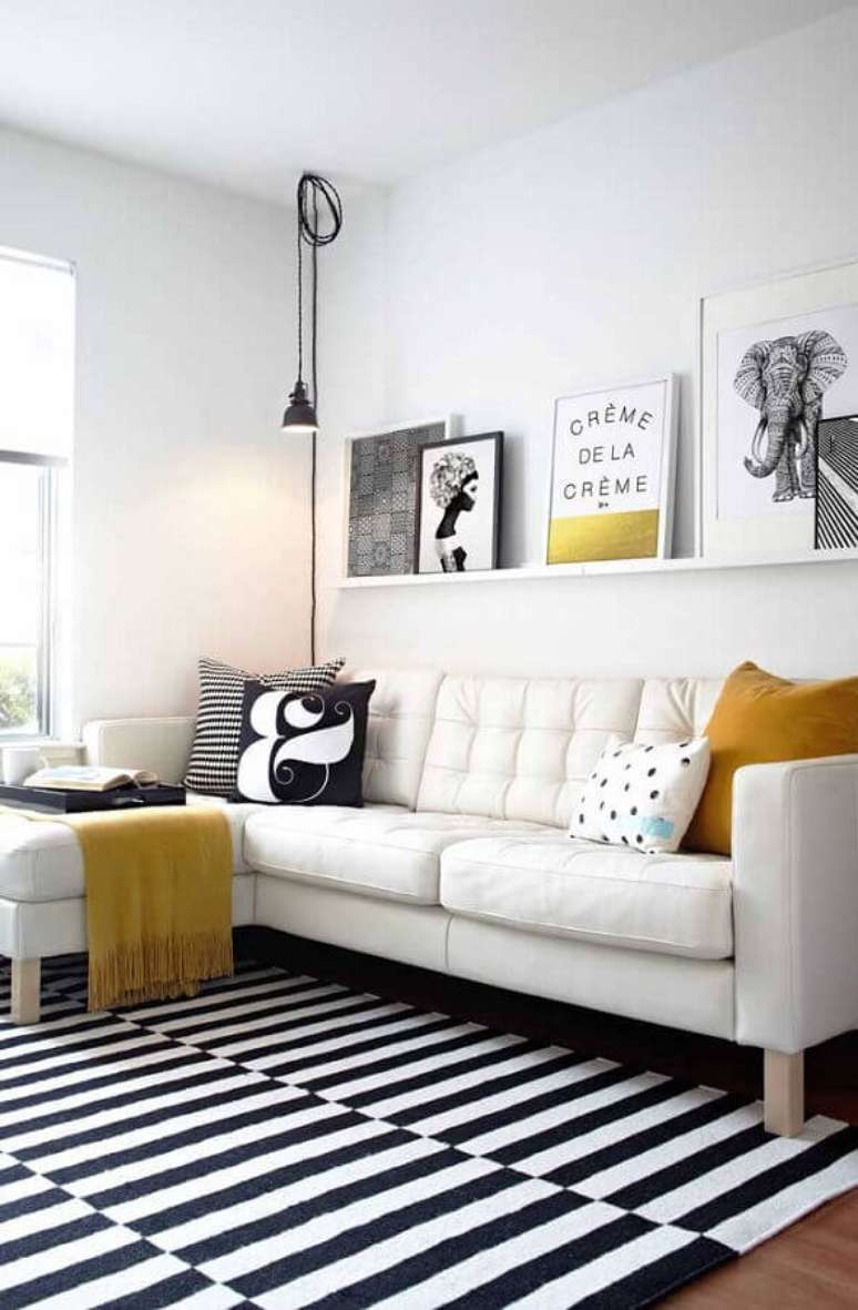 56. Sala decorada com tapete listrado preto e branco, sofá de canto e quadros tumblr apoiados em prateleira estreita – Foto: Pinterest