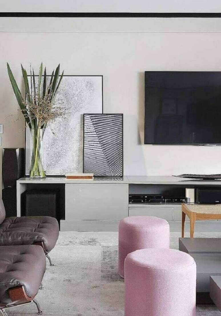 58. Decoração para sala de estar moderna com quadros tumblr apoiados sobre o rack e puffs redondos cor de rosa – Foto: ExploringMars