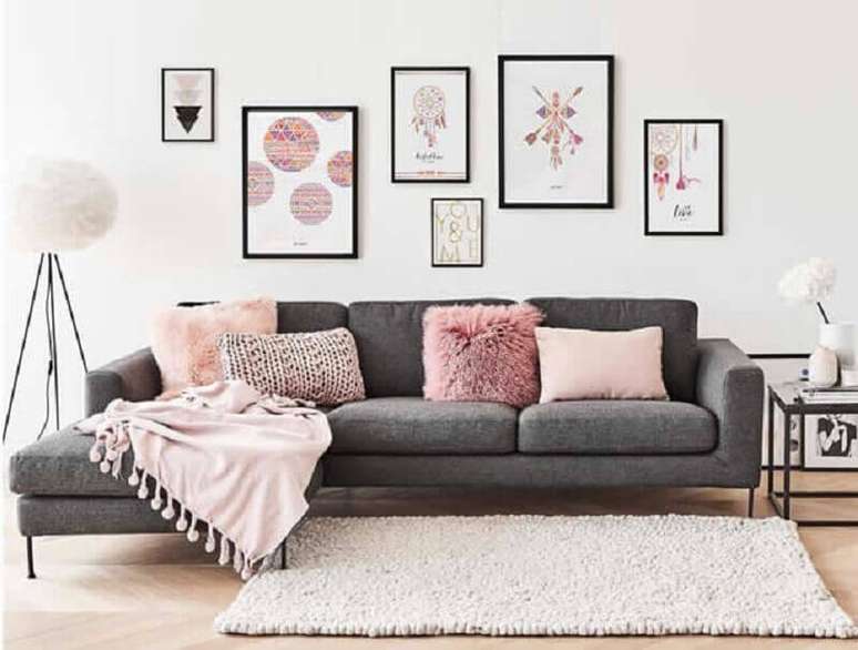 60. Decoração de sala moderna com sofá cinza e quadros tumblr com detalhes cor de rosa – Foto: Enquadrarte