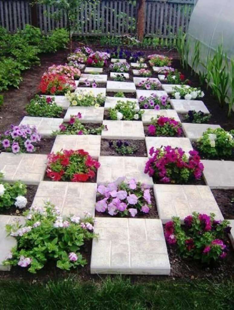 32. Transforme a decoração do jardim com flores de petúnias. Fonte: Pinterest