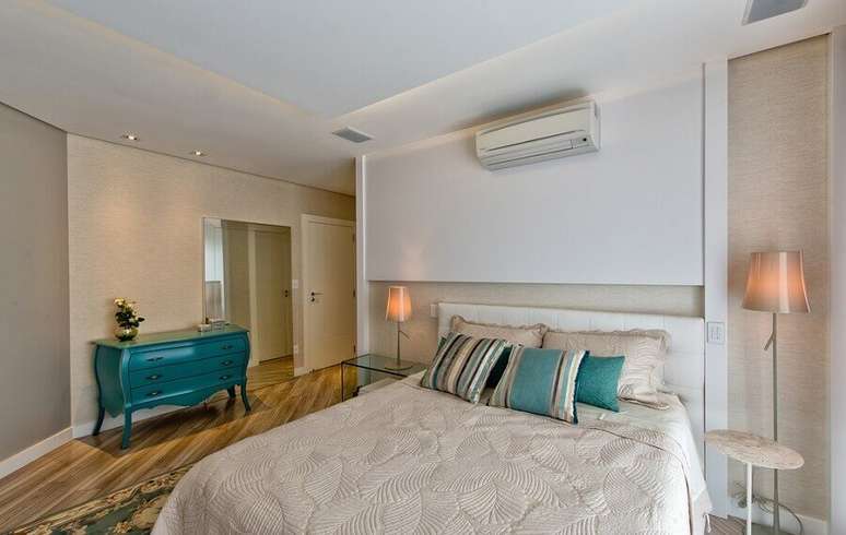 1. As c&ocirc;modas coloridas se destacam no quarto de casal decorado com cores neutras &ndash; Foto: Espa&ccedil;o do Tra&ccedil;o