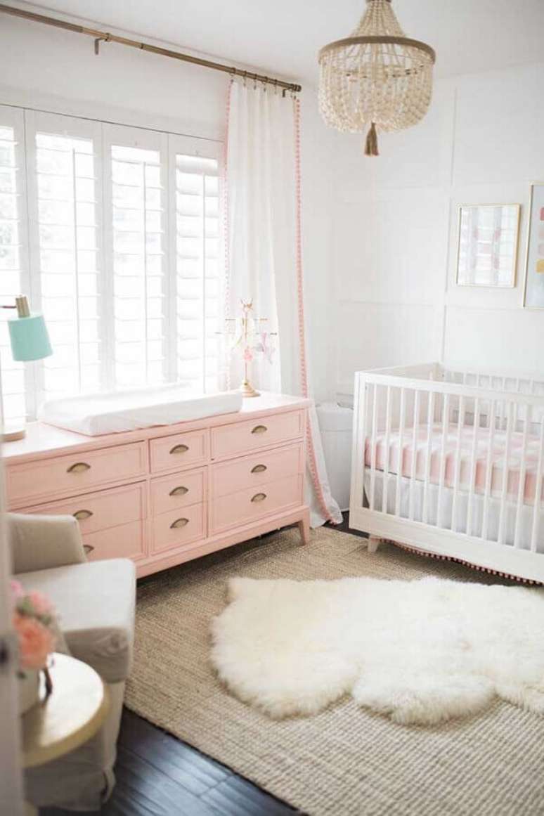 60. Delicada decoração de quarto de bebê com cômoda rosa e tapete felpudo – Foto: The Posh Home