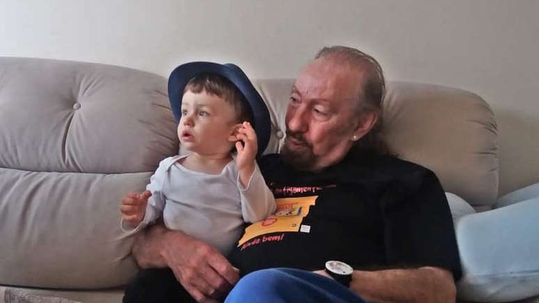 Autodenominado especialista em velhice, jornalista e escritor Ulisses Tavares, escreveu um livro sobre relação entre netos e avós
