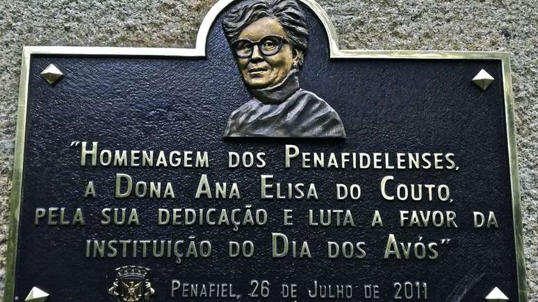 Plaquinha alusiva à criadora do Dia dos Avó,s em Penafiel, Portugal