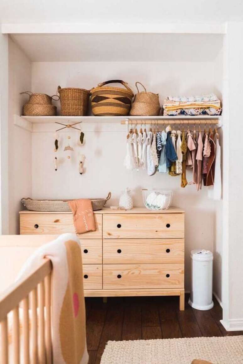 48. Decoração simples com cômoda retrô de madeira para quarto de bebê – Foto: Pinosy