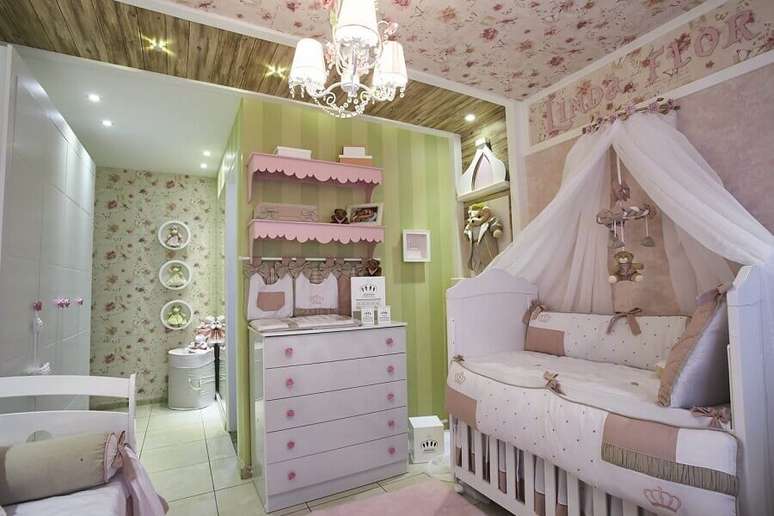 36. Decoração com cômoda branca para quarto de bebê com papel de parede floral – Foto: Andrea Bento