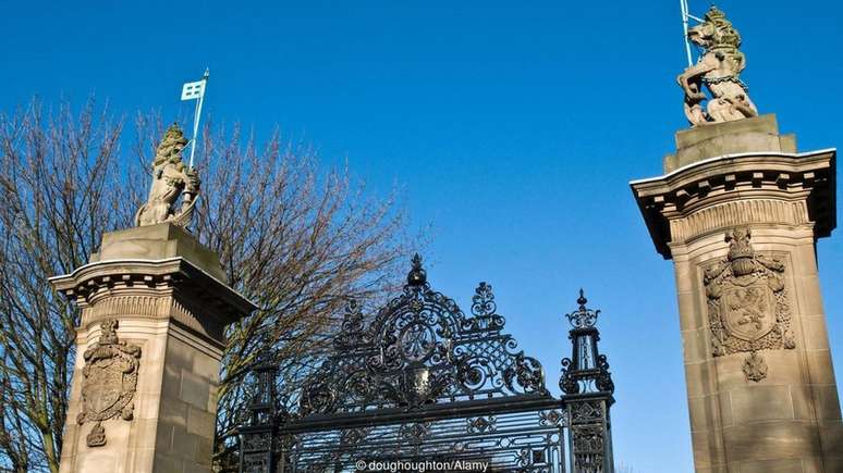 O portão de entrada do Palácio de Holyroodhouse, em Edimburgo, é guardado de um lado por um unicórnio de pedra