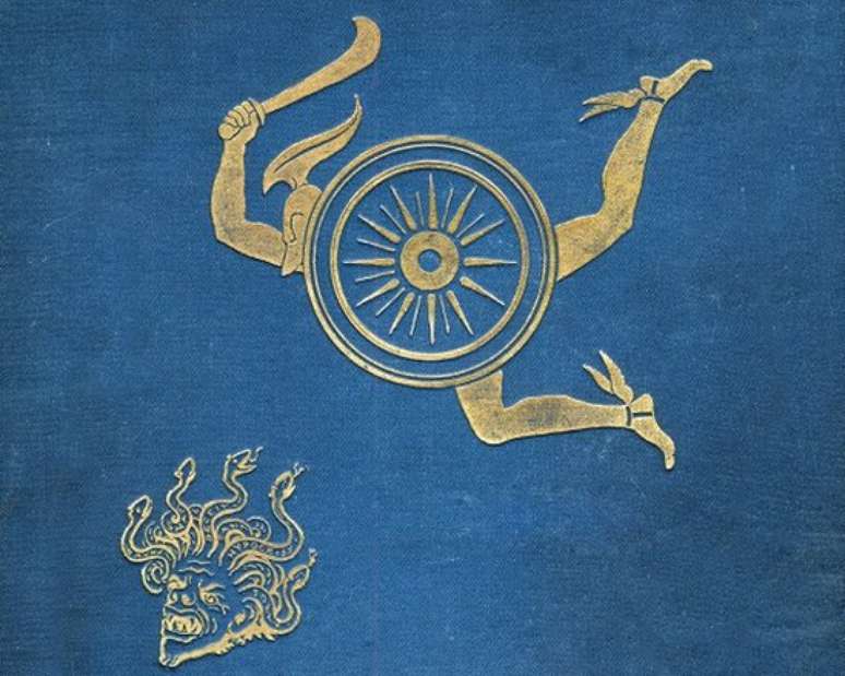 Perseu usou seu escudo e o elmo de Hades