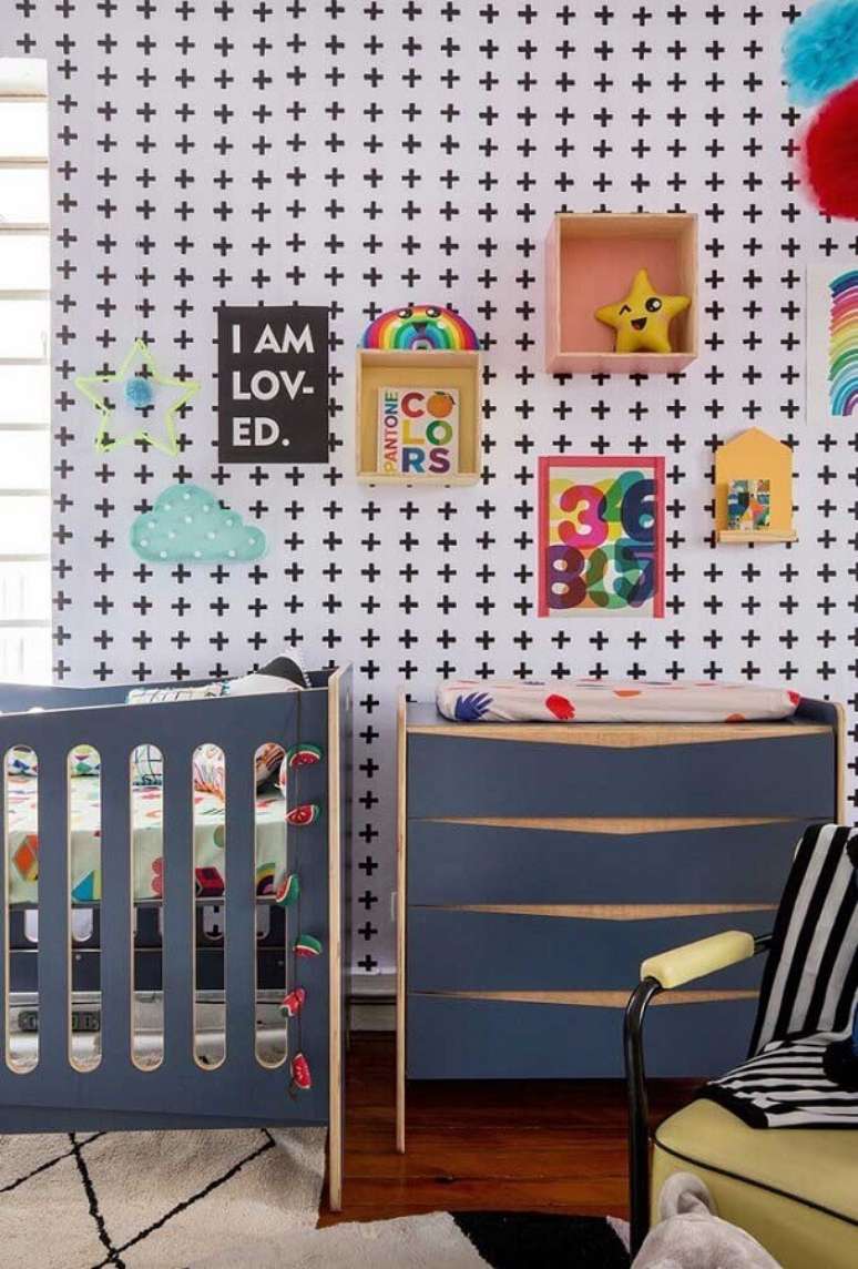 55. Quarto de bebê moderno decorado com papel de parede e cômoda azul de madeira – Foto: Blog da MOOUI