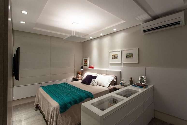 4. A c&ocirc;moda mais baixa &eacute; uma excelente forma de separar o quarto de casal do closet &ndash; Foto: Juliana Pippi