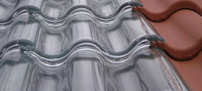 6. A telha portuguesa de vidro &eacute; &oacute;tima para garantir ilumina&ccedil;&atilde;o natural. Foto: Temabygg