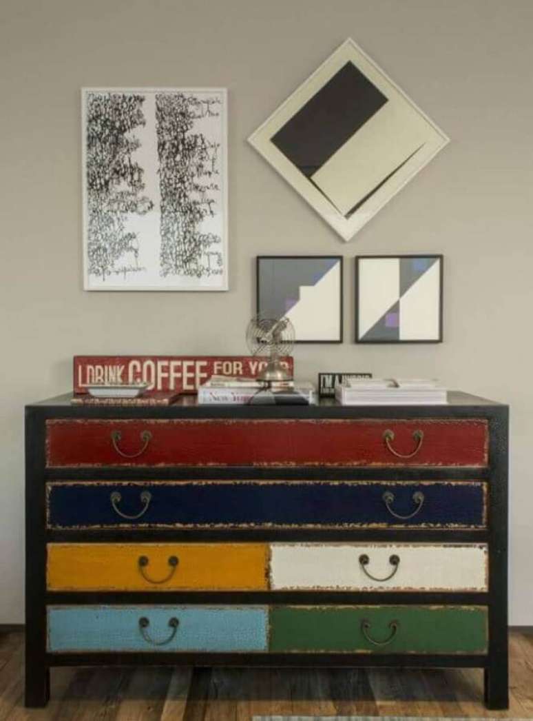 28. C&ocirc;moda retr&ocirc; com gavetas coloridas &ndash; Foto: Triplex Arquitetura