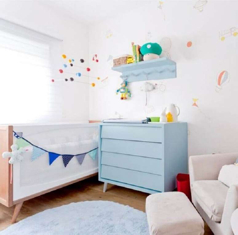 45. Decora&ccedil;&atilde;o para quarto de beb&ecirc; com ber&ccedil;o branco e c&ocirc;moda azul com p&eacute;s palito &ndash; Foto: Ameise Design