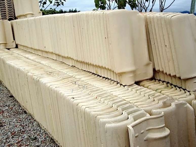 4. A telha portuguesa branca &eacute; linda, mas merece cuidados. Foto: Mercado Livre